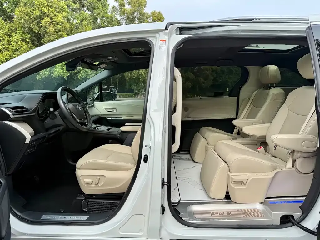 Toyota Granvia — фото 2