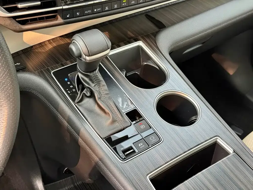 Toyota Granvia — фото 8