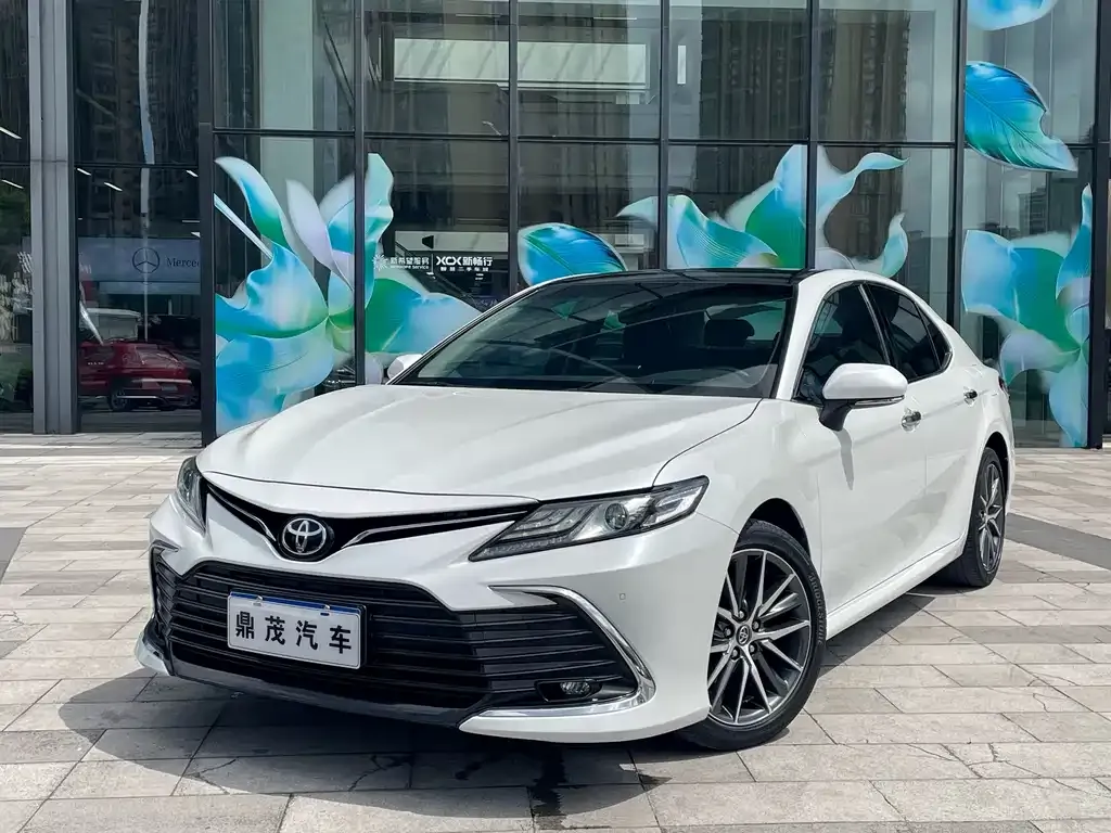 Toyota Camry — фото 1