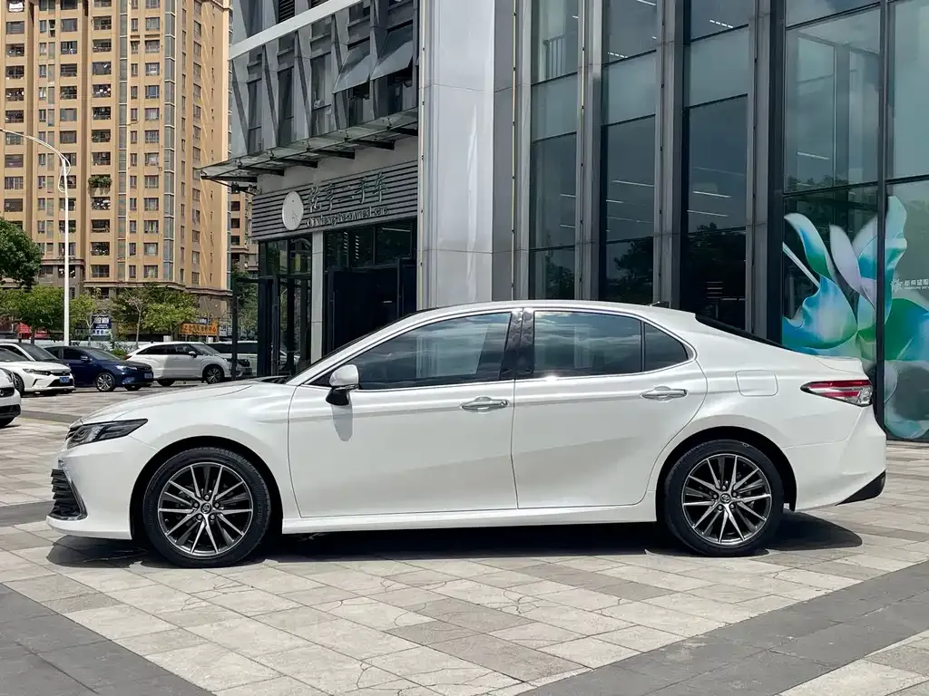 Toyota Camry — фото 6