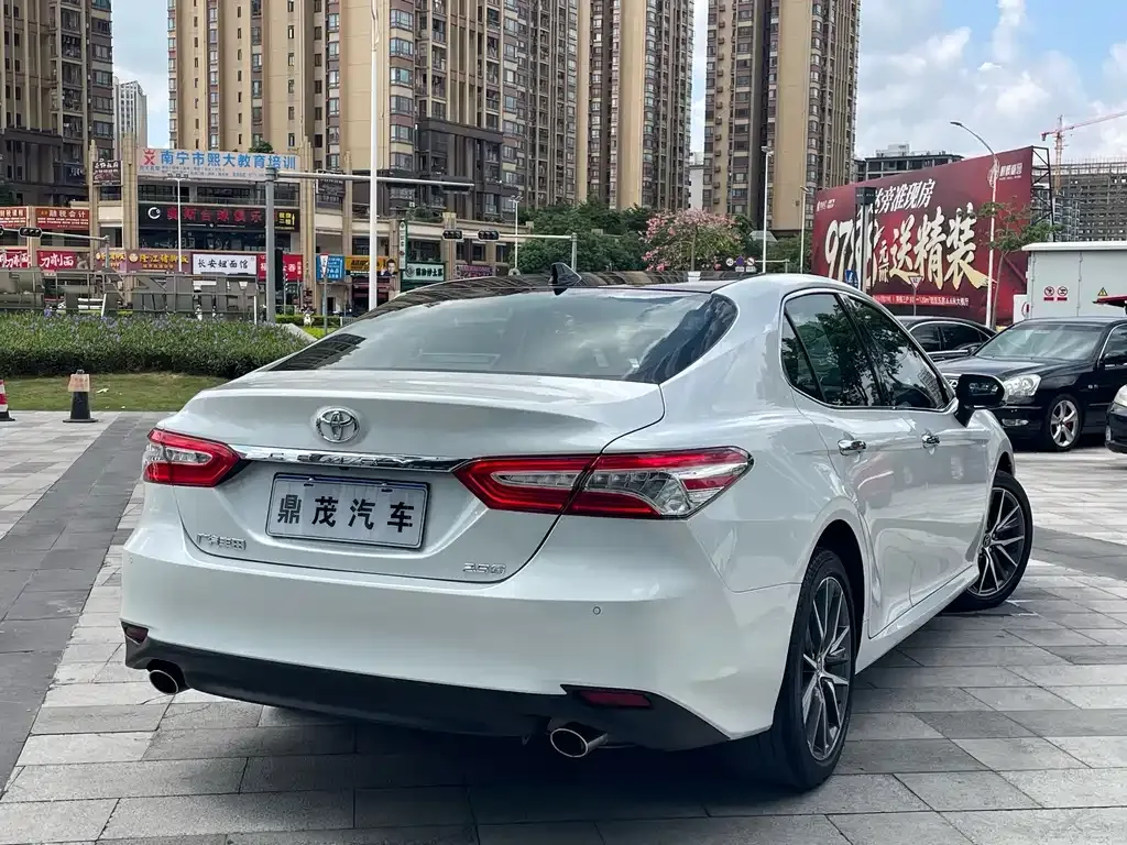 Toyota Camry — фото 10