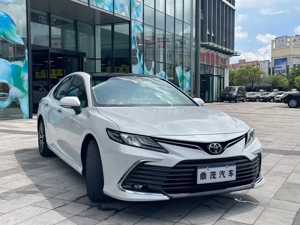 Toyota Camry — фото 2