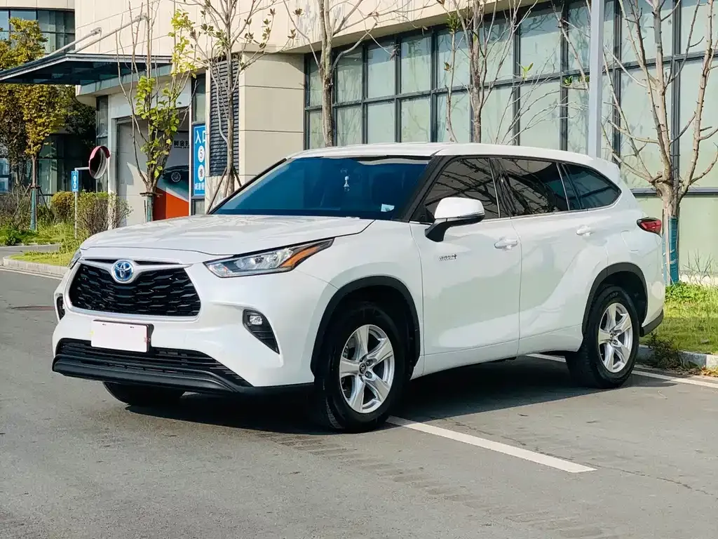 Toyota Highlander — фото 1