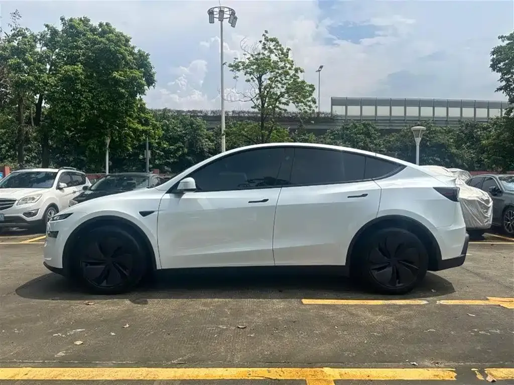 Tesla Model Y — фото 7