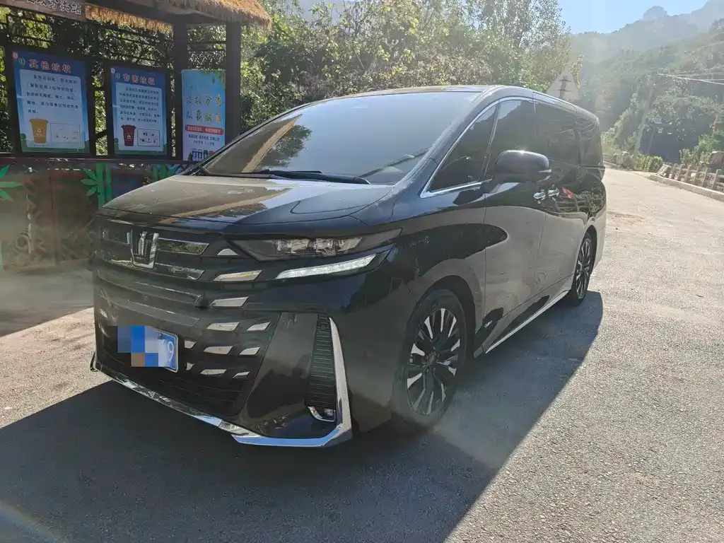 Toyota Vellfire — фото 1