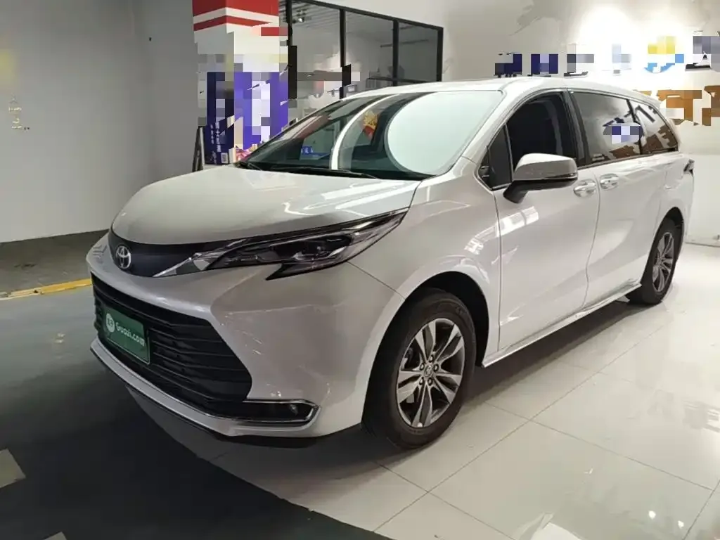 Toyota Sienna — фото 1