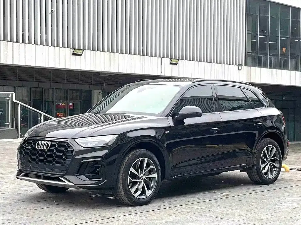 Audi Q5L — фото 1
