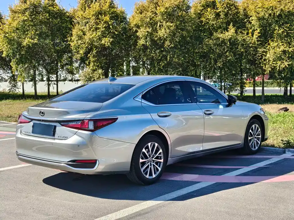 Lexus ES — фото 10