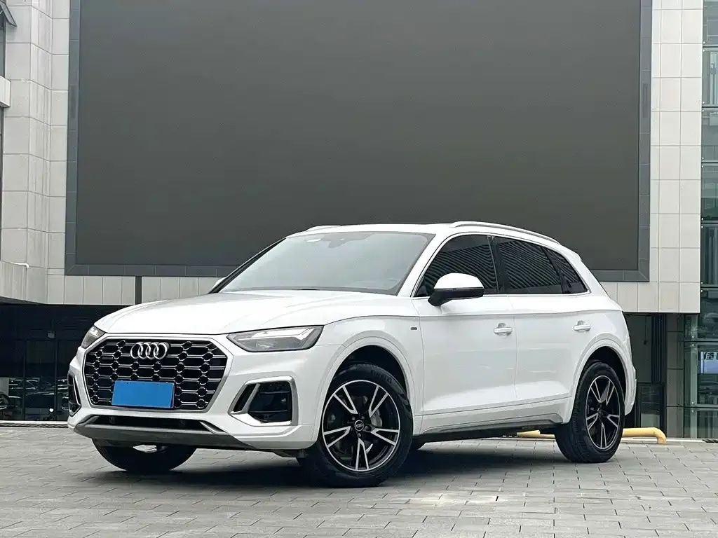 Audi Q5L — фото 1