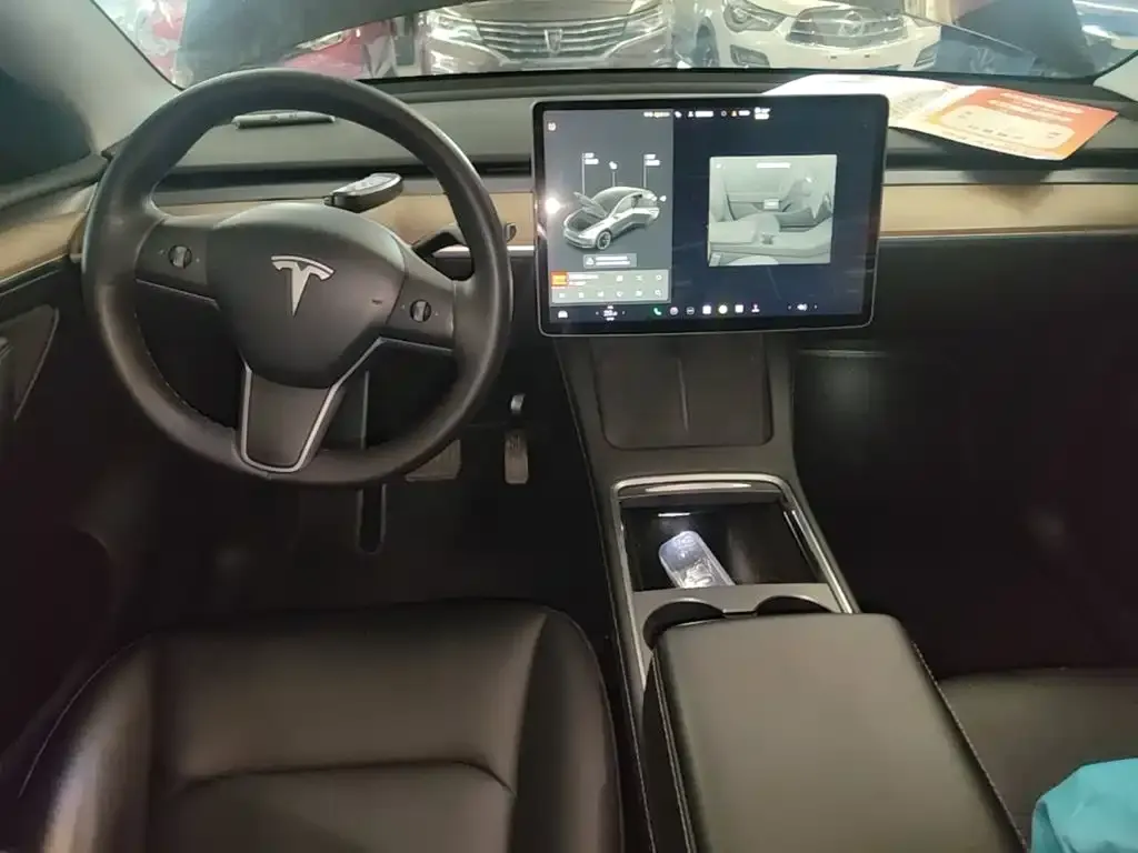 Tesla Model Y — фото 9