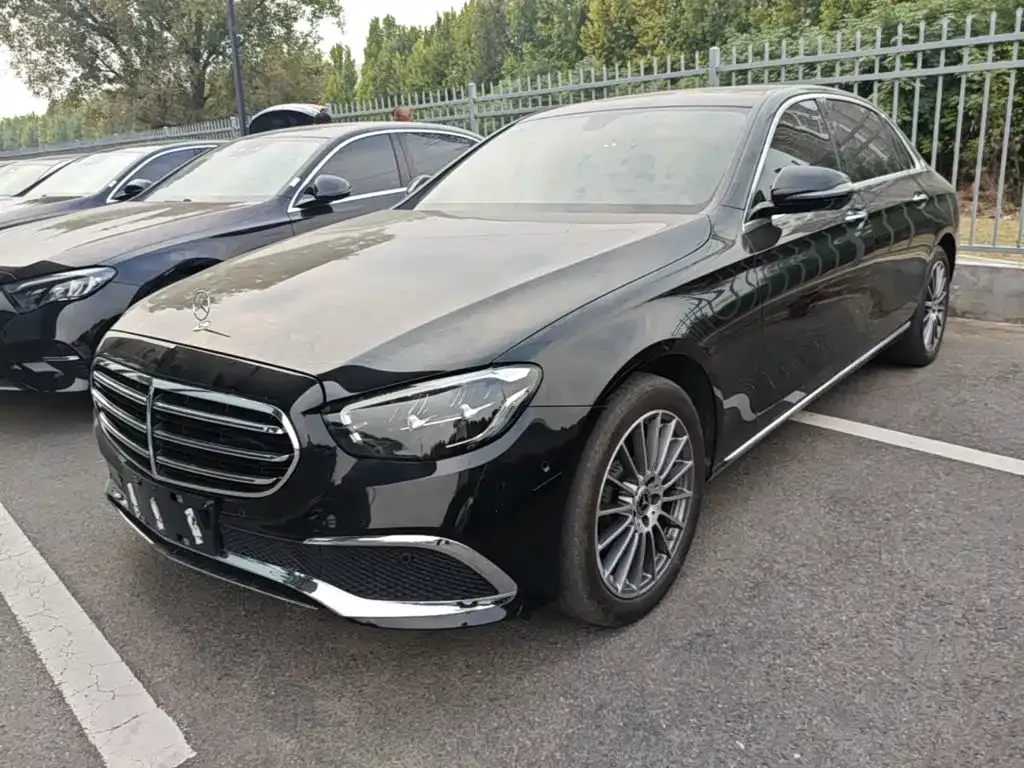 Mercedes-Benz E-Class — фото 1