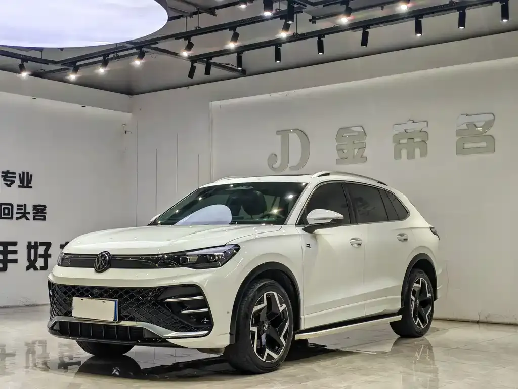 Volkswagen Tiguan L — фото 1