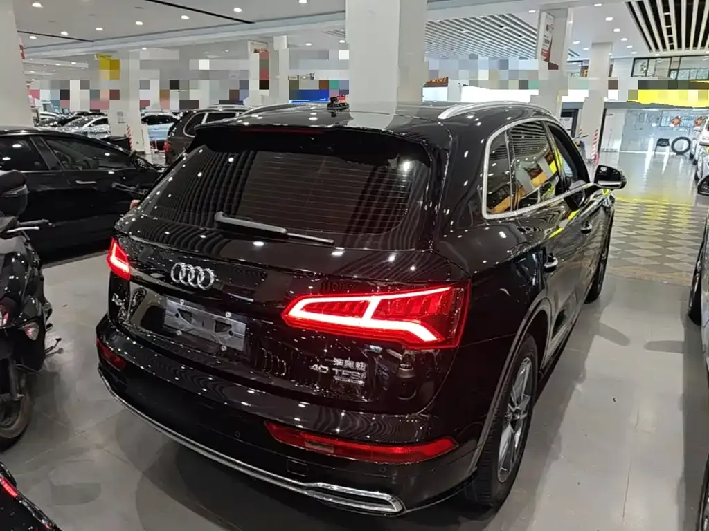 Audi Q5L — фото 10