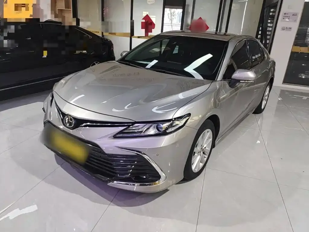 Toyota Camry — фото 1