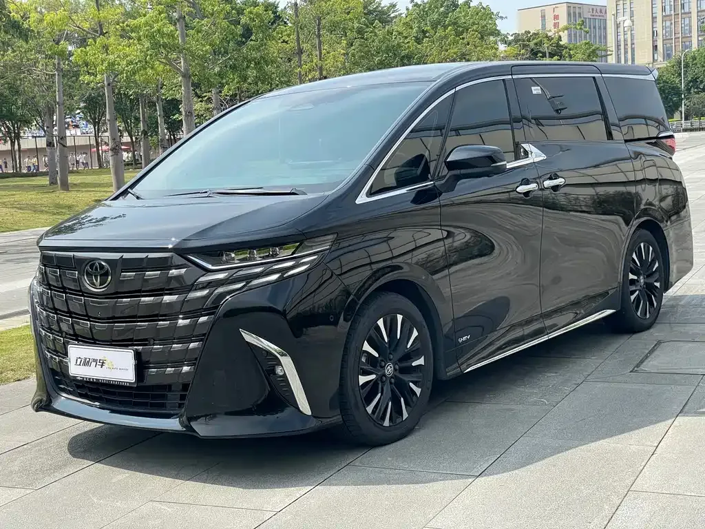 Toyota Alphard — фото 1