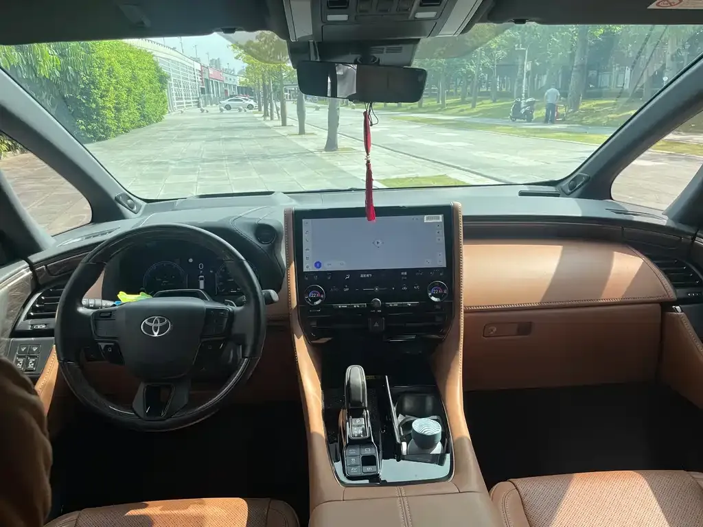 Toyota Alphard — фото 7