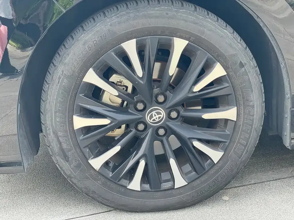 Toyota Alphard — фото 4