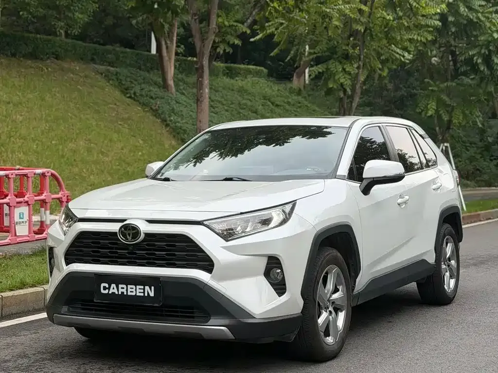 Toyota RAV4 — фото 1
