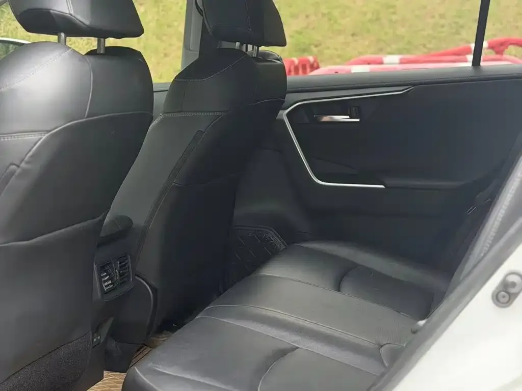 Toyota RAV4 — фото 2