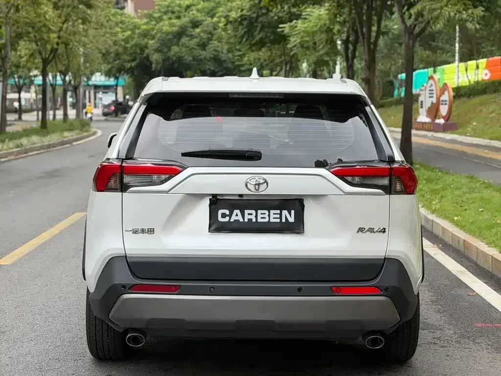 Toyota RAV4 — фото 7