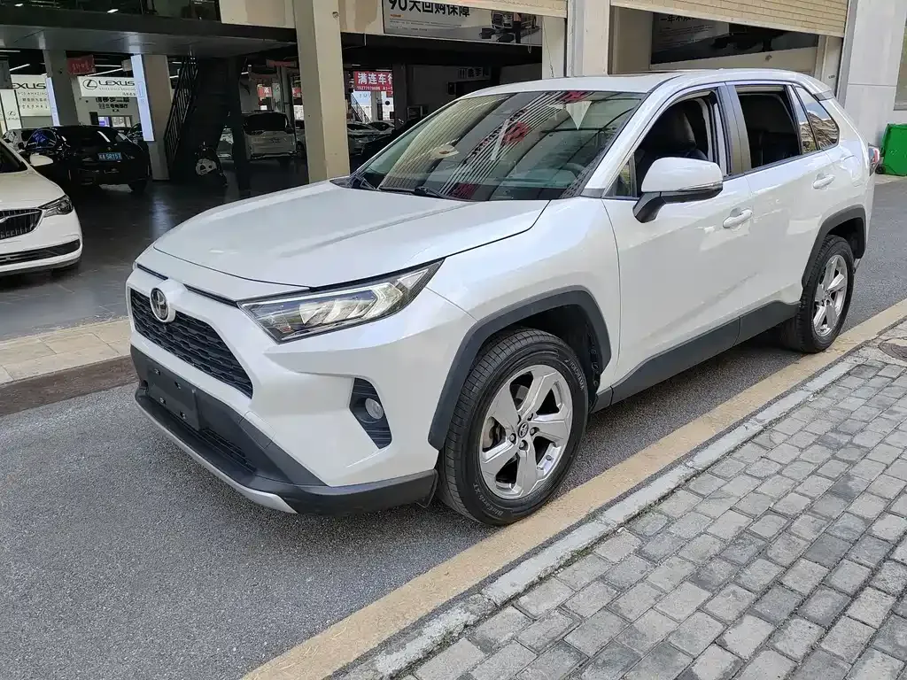 Toyota RAV4 — фото 1
