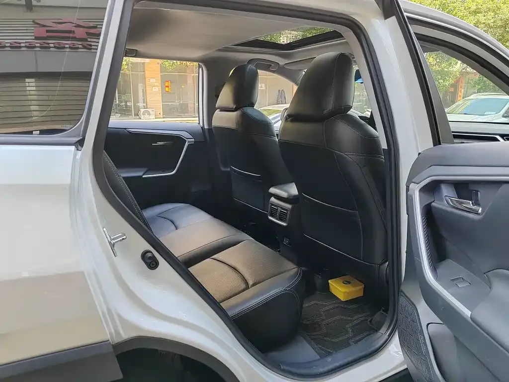 Toyota RAV4 — фото 2