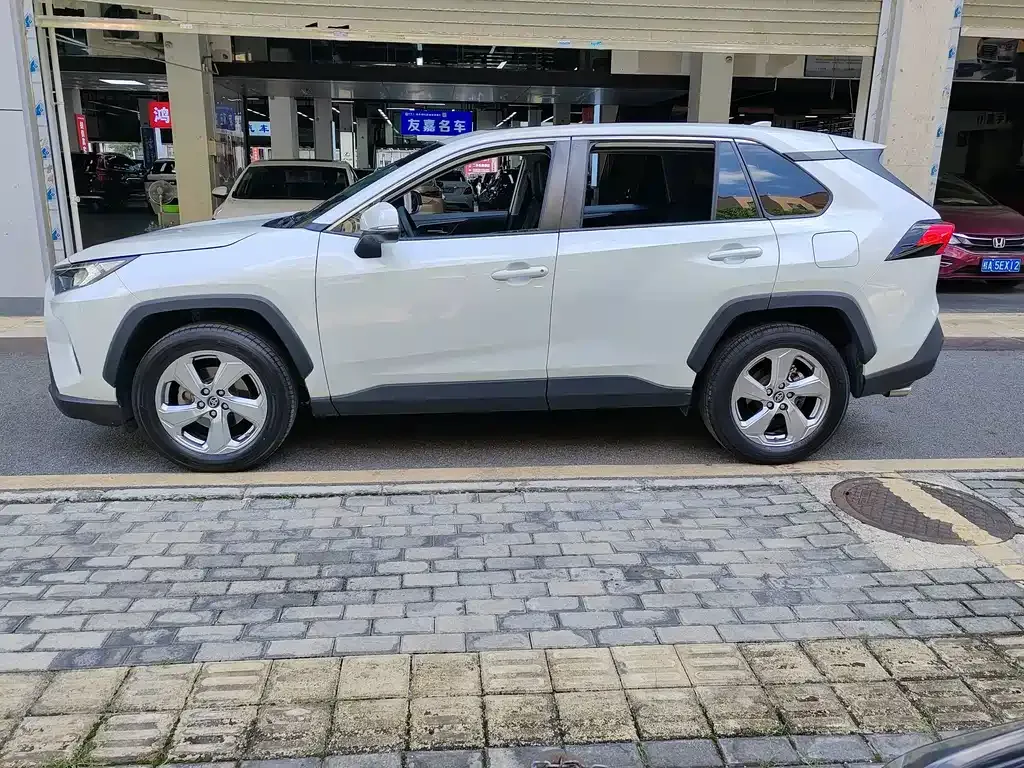 Toyota RAV4 — фото 8