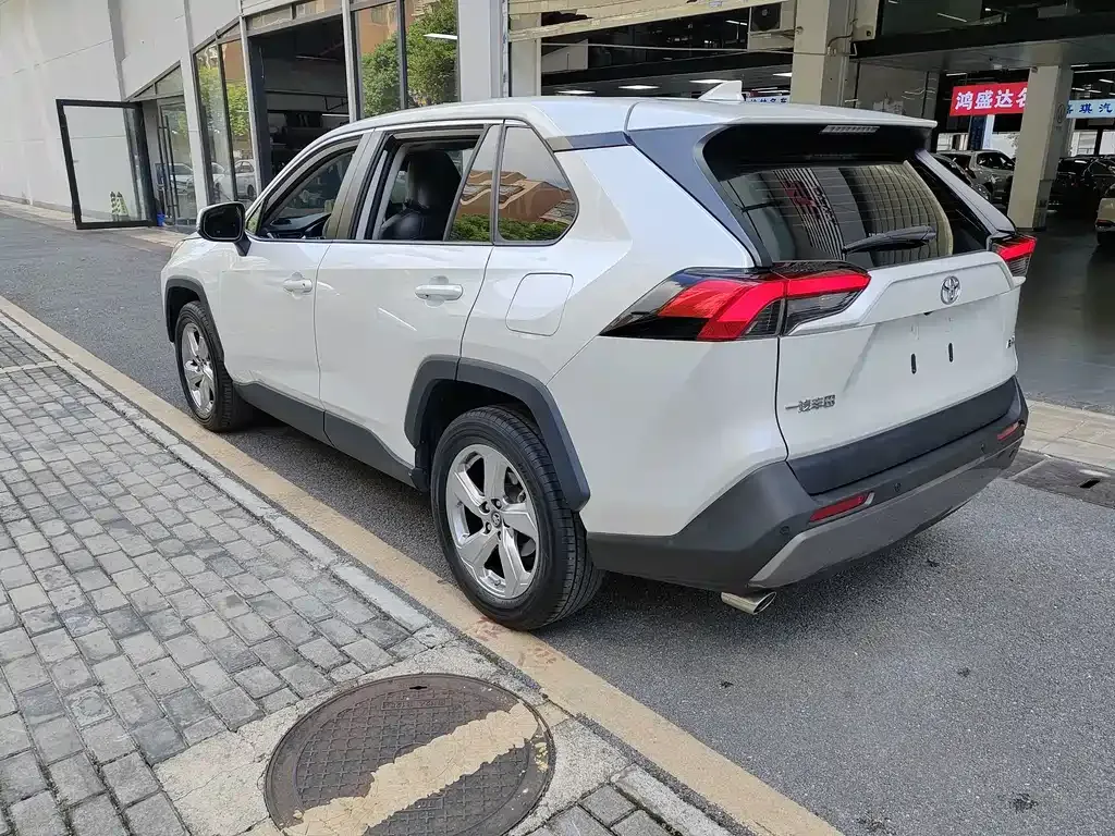 Toyota RAV4 — фото 7