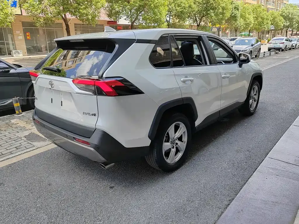 Toyota RAV4 — фото 6