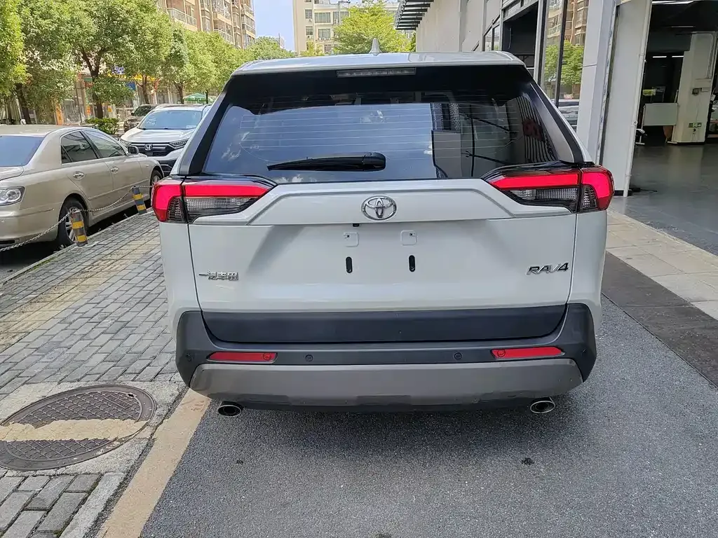Toyota RAV4 — фото 10