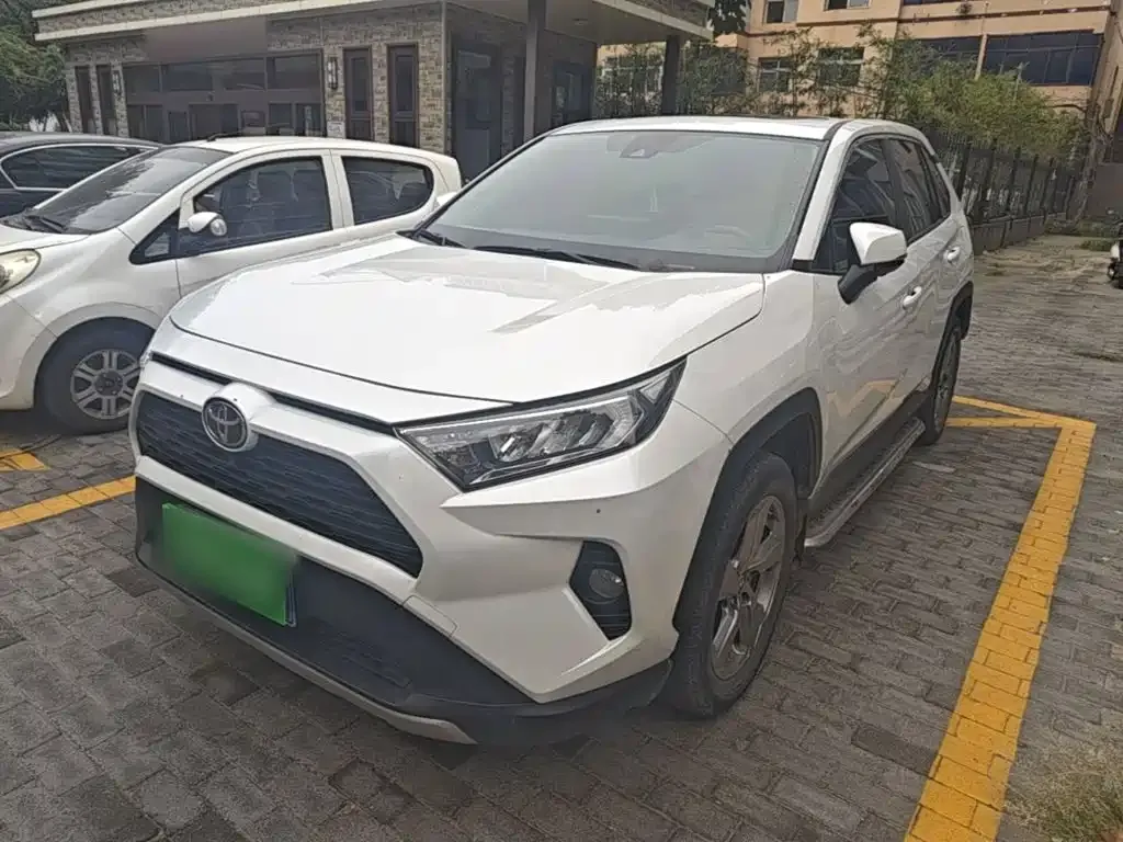 Toyota RAV4 — фото 1