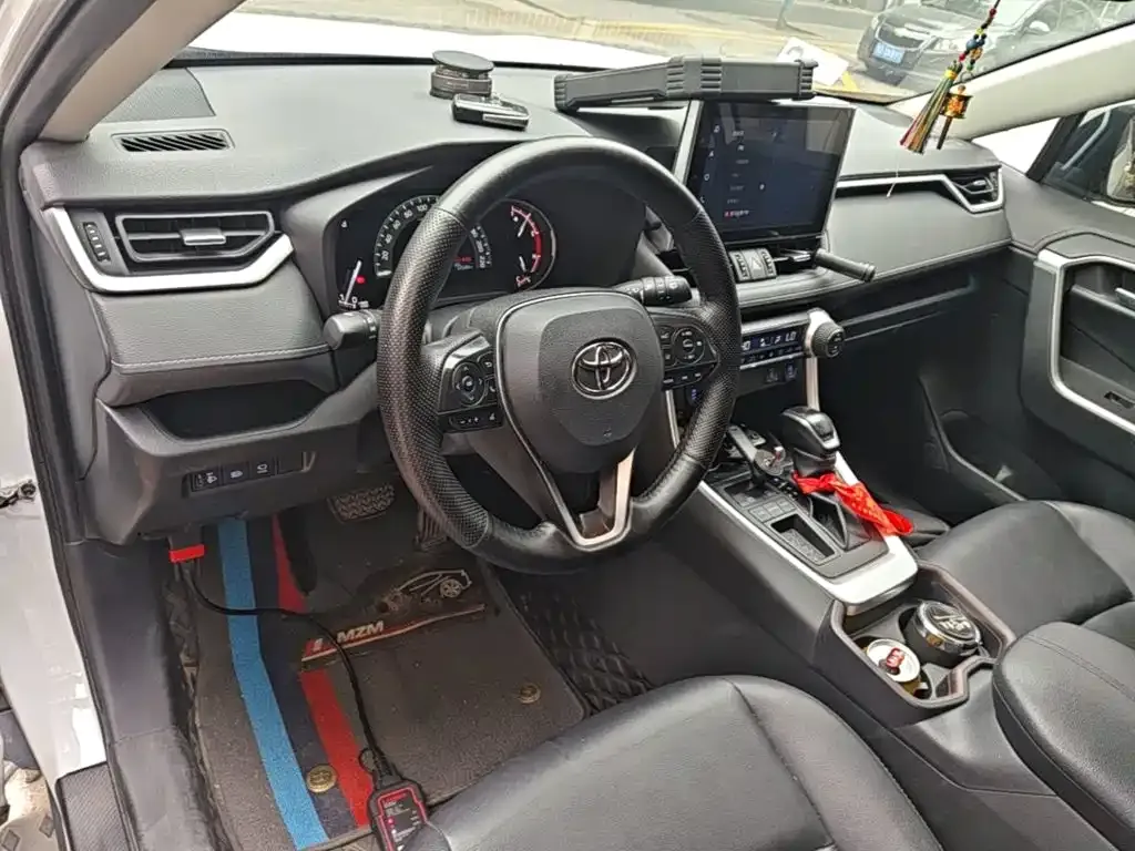 Toyota RAV4 — фото 6