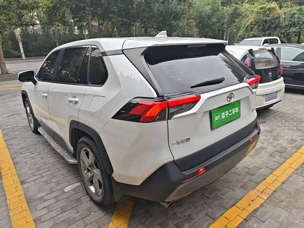 Toyota RAV4 — фото 8
