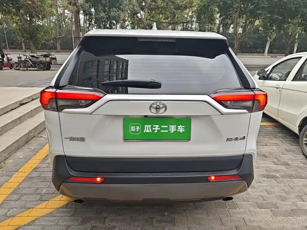 Toyota RAV4 — фото 7