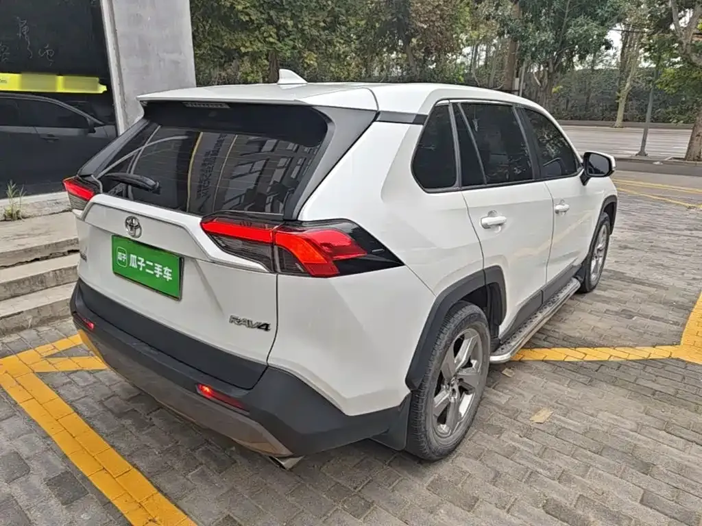 Toyota RAV4 — фото 10