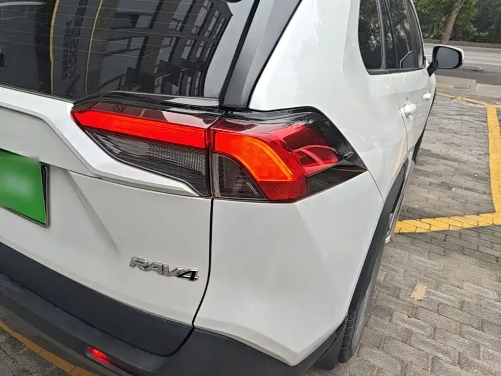 Toyota RAV4 — фото 2