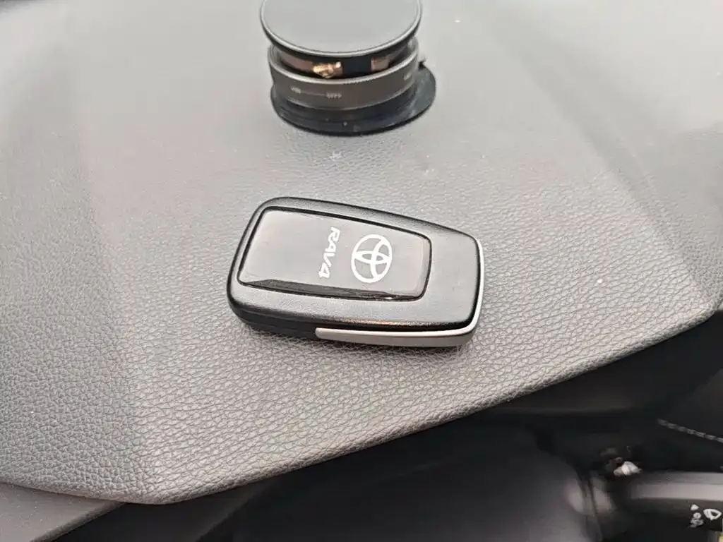 Toyota RAV4 — фото 3