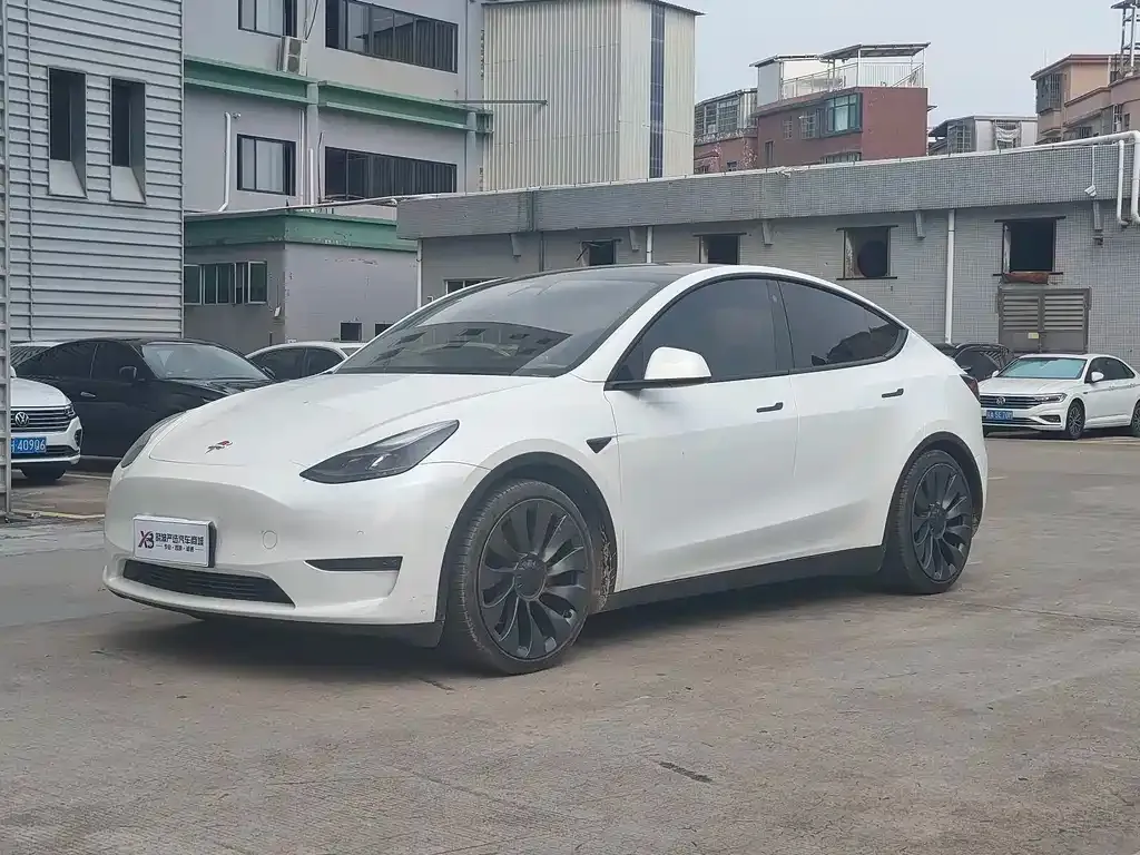 Tesla Model Y — фото 1