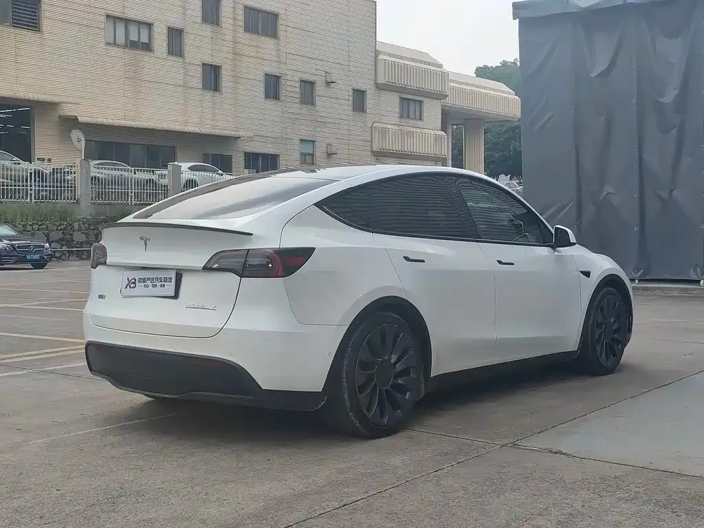Tesla Model Y — фото 5