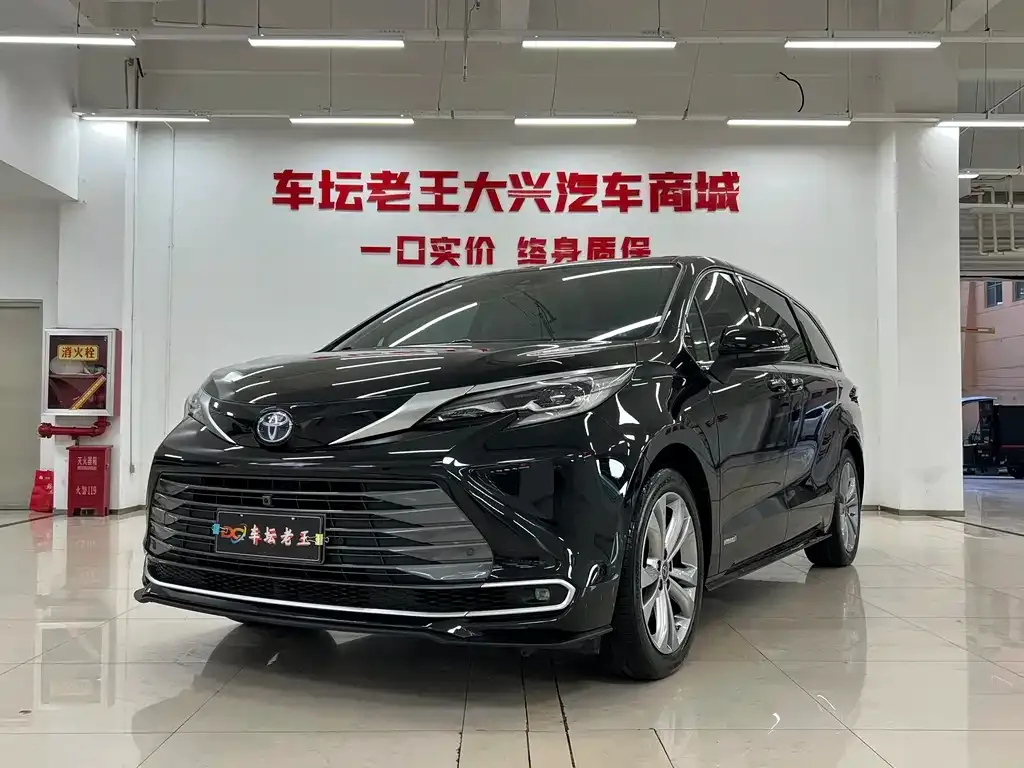 Toyota Sienna — фото 1