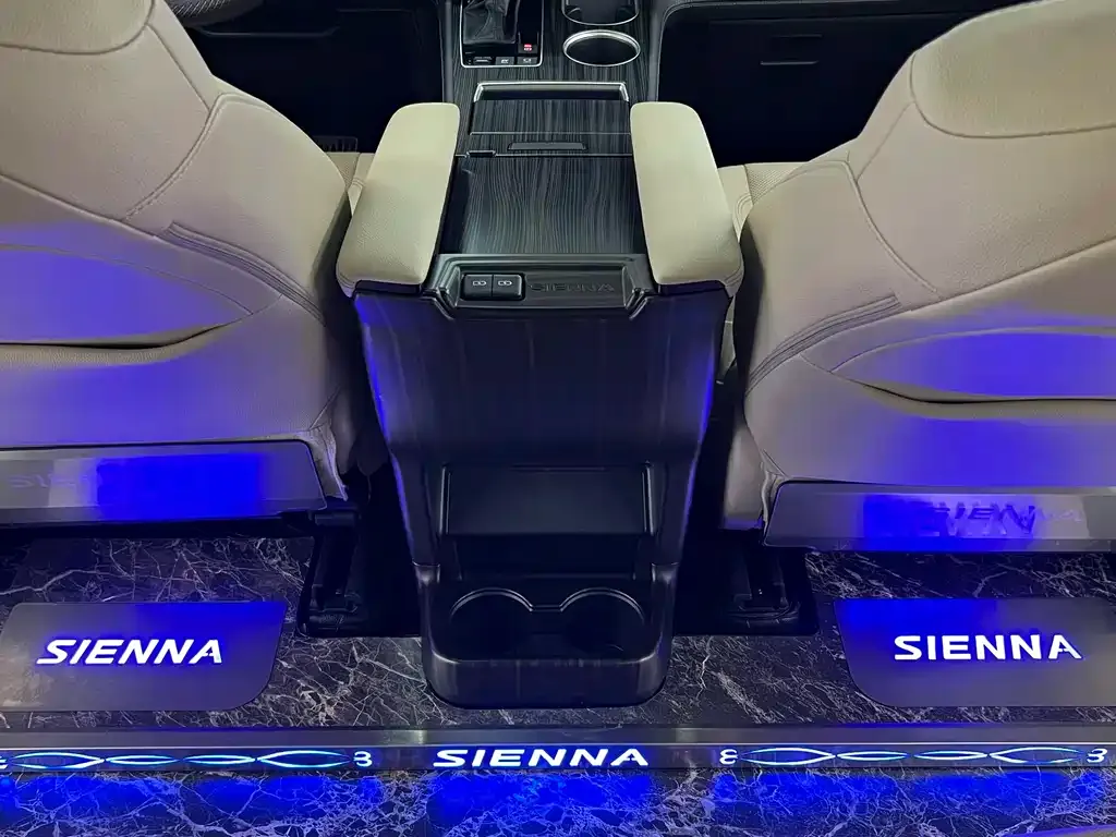 Toyota Sienna — фото 2