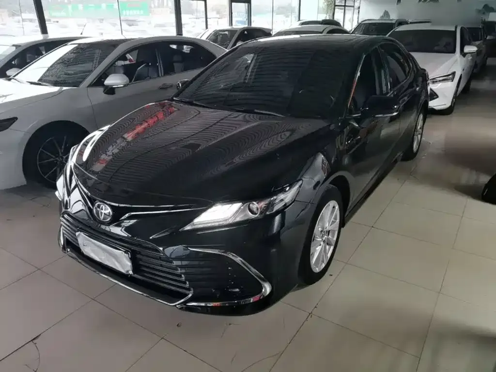 Toyota Camry — фото 1