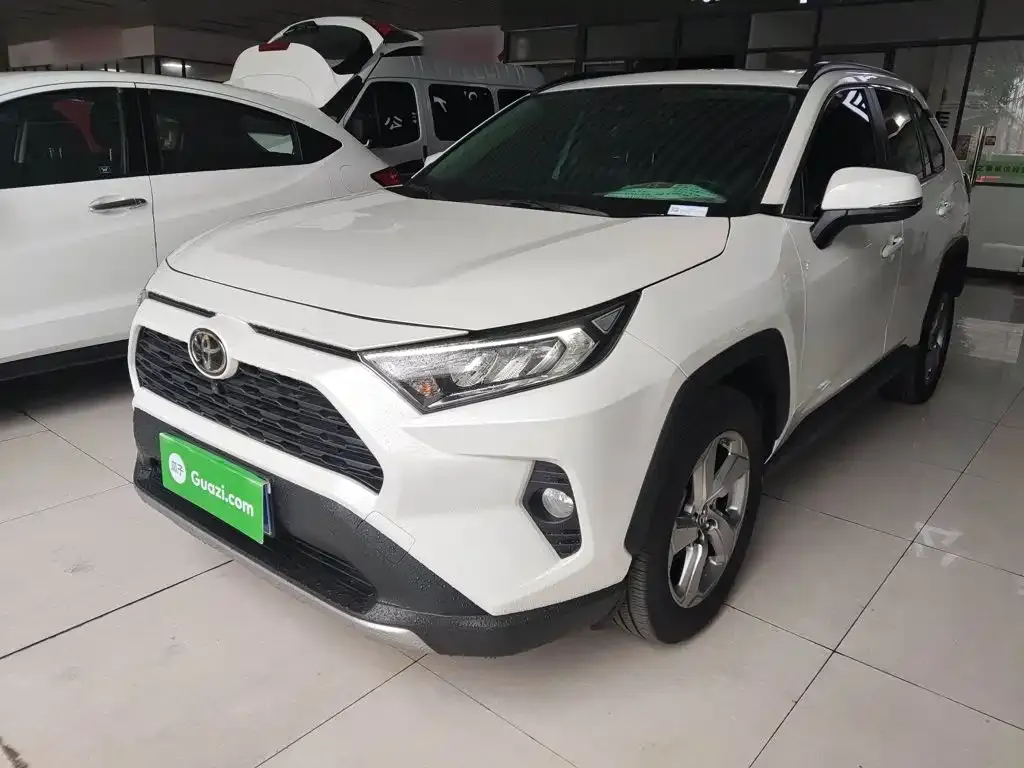 Toyota RAV4 — фото 1