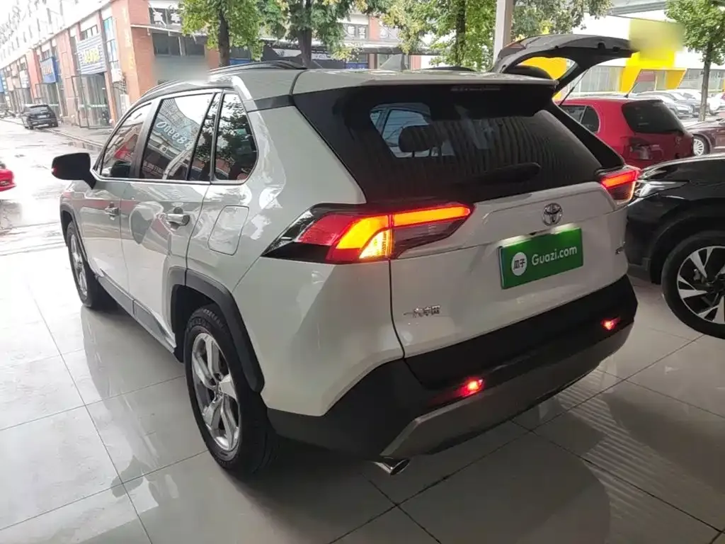 Toyota RAV4 — фото 10