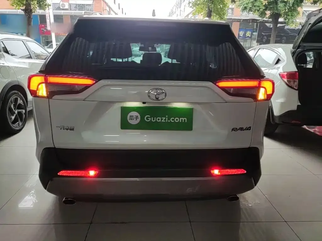 Toyota RAV4 — фото 3