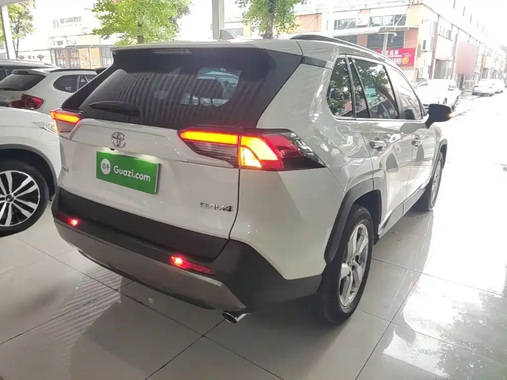 Toyota RAV4 — фото 6