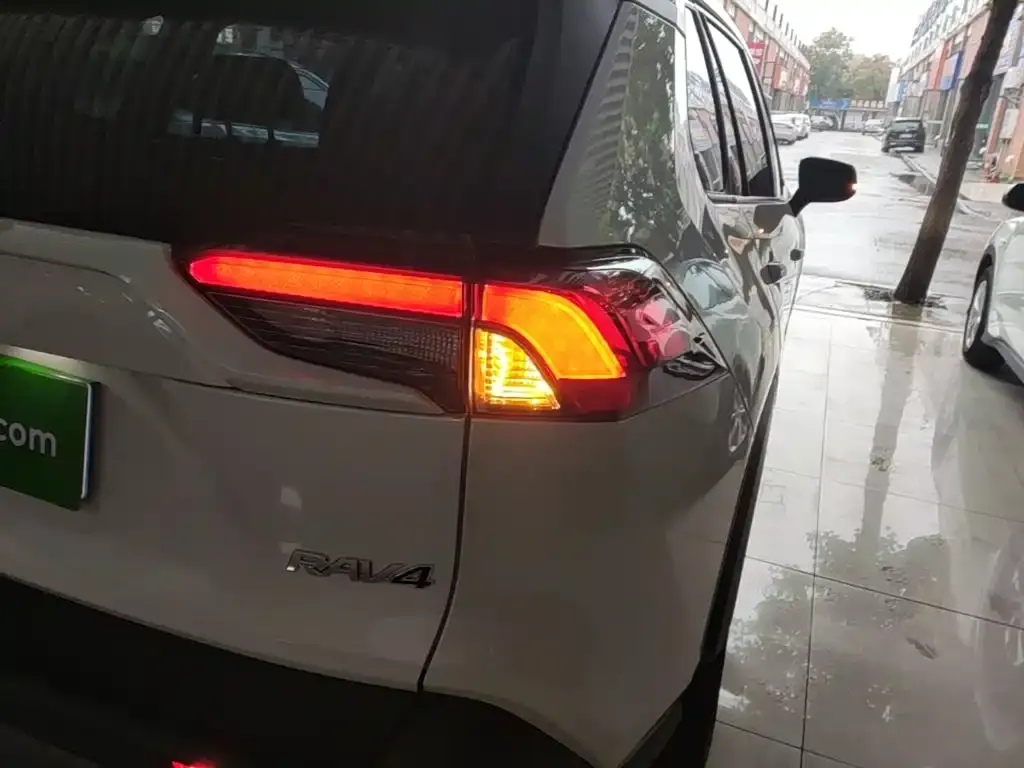 Toyota RAV4 — фото 4