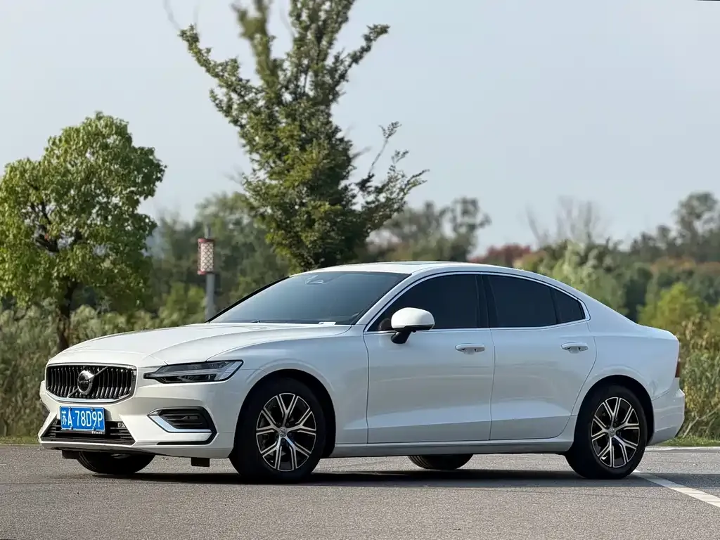 Volvo S60 — фото 1
