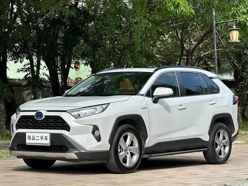 Toyota RAV4 — фото 1