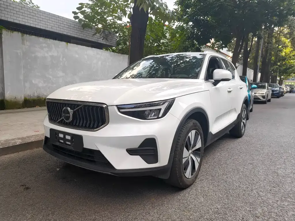 Volvo XC40 — фото 1